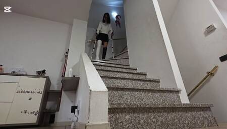 Miss Annika si sta preparando ad uscire e come sempre e molto vanitosa. Deve sempre essere molto bella e nello stesso tempo molto sensuale. Si prova le scarpe, si mette lo stivale insomma una vera Top model.
