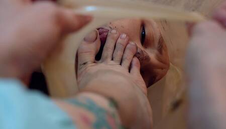 GOOD SLAVE GRATEFULLY LICKS DIRT OFF HER MISTRESS'S FEET (FHD BlackFridaySales)