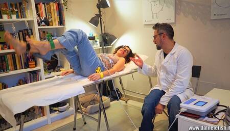 Cloe: esame medica ed ECG - Cloe: med exam and EKG (MEDICAL FETISH)