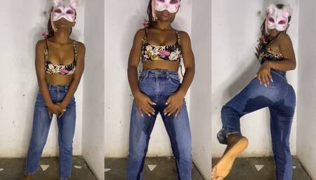 Desperate to pee until I soak my jeans