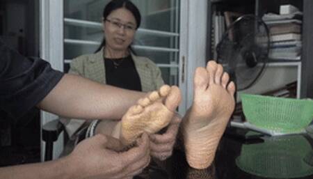 Mature women's sexy feet are tempting, scratch the soles of their feet and itch!