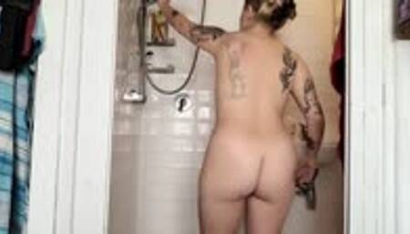 Gooning on a belgian girl Showering ( Dutch spoken )