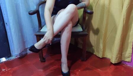 She wanted to leave her stiletto heels dangling and ended up scratching her feet for a long time (4)