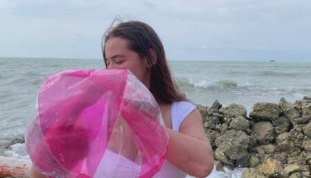 NICKY VISITA LA PLAYA CON SU JUGUETE FAVORITO