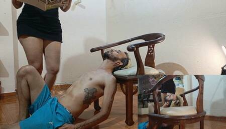 She uses the man's face as a reading chair (4)