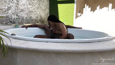 Big Ass Girlfriend Gets Fucked by Big BBC in Outdoor Jacuzzi