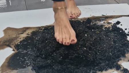 Playing barefoot in dirty soil - that gives dirty soles