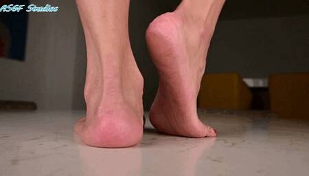 Pinya 's smashes micros under her soles! pt 2 - MOV