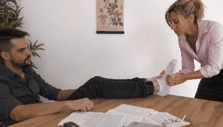 Un'impiegata da disciplinare - An employee to be disciplined ( 1 PART MP4 - MOBILE VERSION )