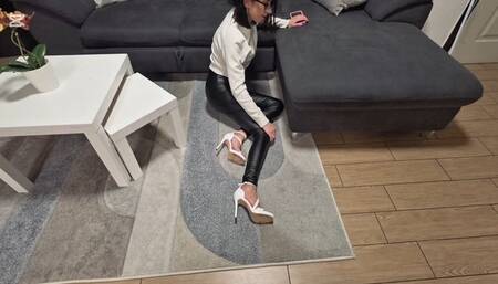 Come sempre Miss Annika e pronta per uscire quando,...... ops una caduta le causa una brutta distorsione e rottura del frattura del ginocchio, chiama aiuto e Dark come sempre corre in suo aiuto. Che Coppia che sono..... matti ma si vogliono bene.