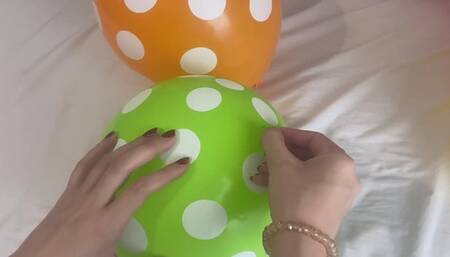 Baloes grandes coloridos bolinhas brancas lindos