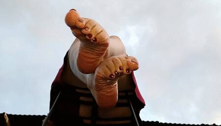 What a way to appreciate the wrinkled soles of this gigantic woman (4)