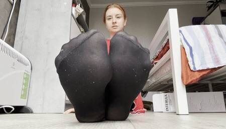 Toe wiggling in pantyhose