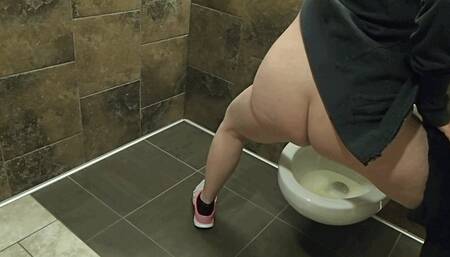 SNIFFING MY PANTIES PEEING LIKE A BRO MAKING A MESS IN THE FLOOR THEN CLEANING IT UP