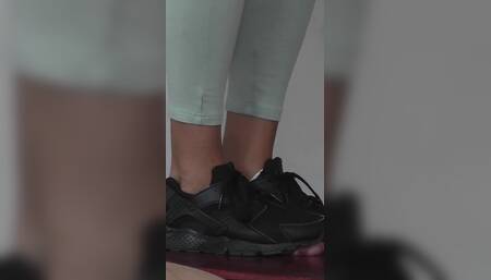 While Nomi Is on the Phone, the Slave Has an Orgasm