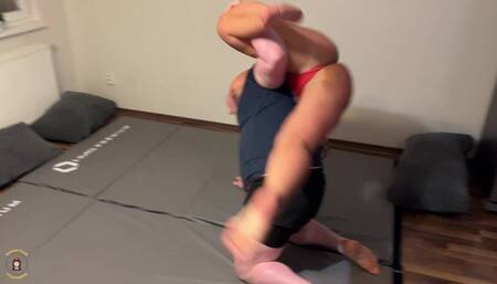 Warrior Amazon vs Polar Bear - Fully Competitive Mixed Wrestling