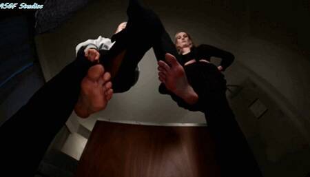 GIANT BLONDES trample you flat!- MP4