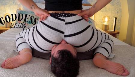 Breathless Under Goddess Kelly: Bouncing Face sitting, Scissor Crush, Foot Domination FullHD