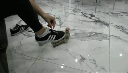 Make the doll smell and kiss your soles MP4 HD 720p