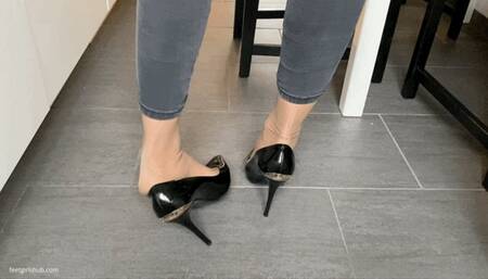 DIPPING IN NYLONS KIRA - MP4 HD